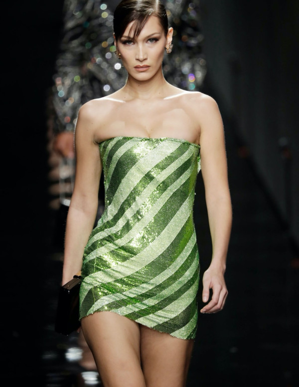 Bella Hadid au défilé Versace à la Milan Fashion Week