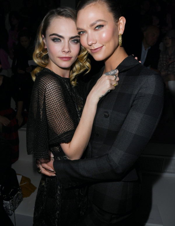 Karlie Kloss au défilé Dior à la Paris Fashion Week