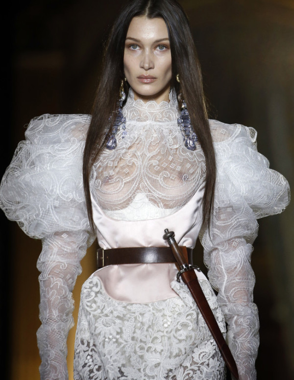 Bella Hadid décolleté transparent à la Paris Fashion Week
