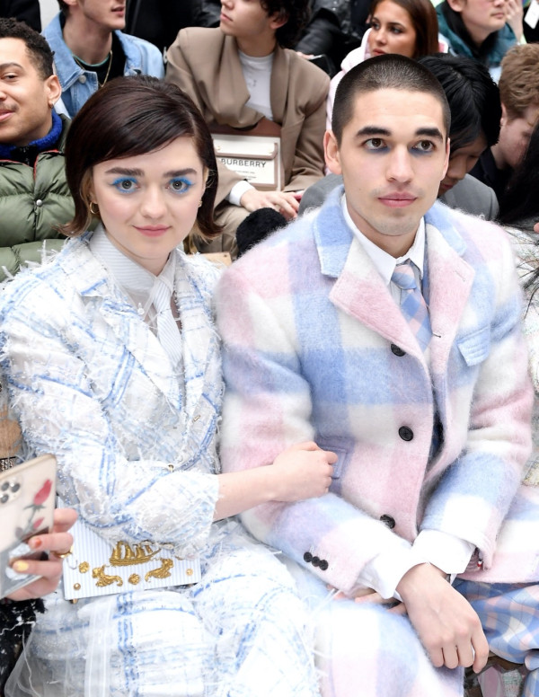 Maisie Williams au défilé Thom Browne à la Paris Fashion Week