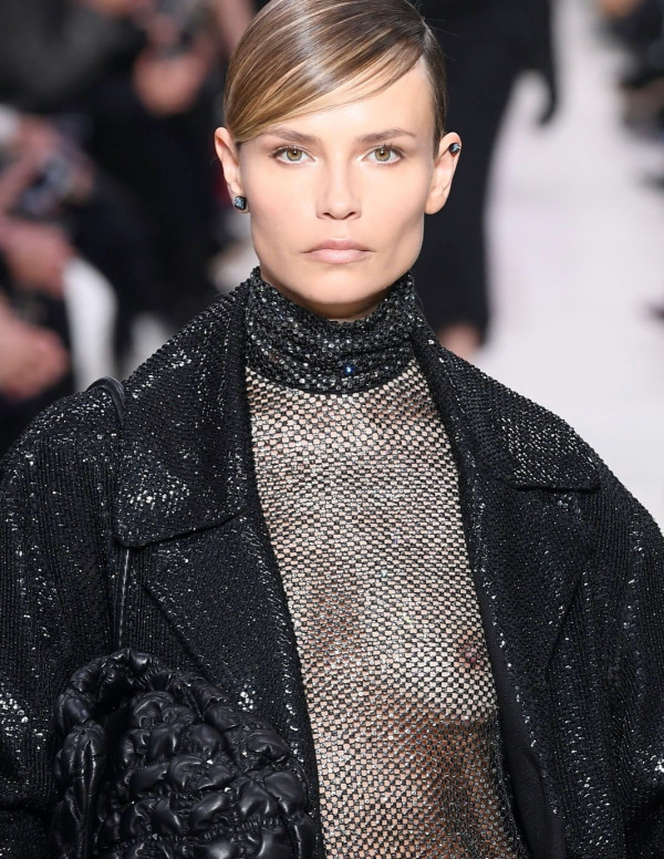 Natasha Poly au défilé Valentino à la Paris Fashion Week