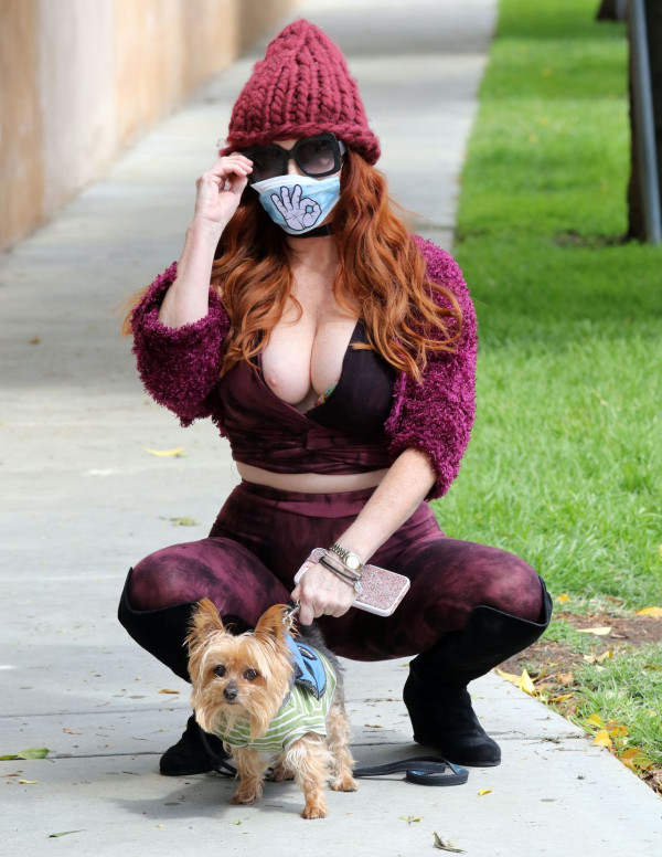 Phoebe Price promène son chien à LA