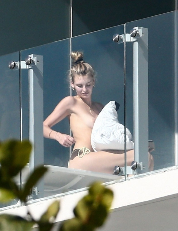 Roosmarijn de Kok bronze sur son balcon à Miami