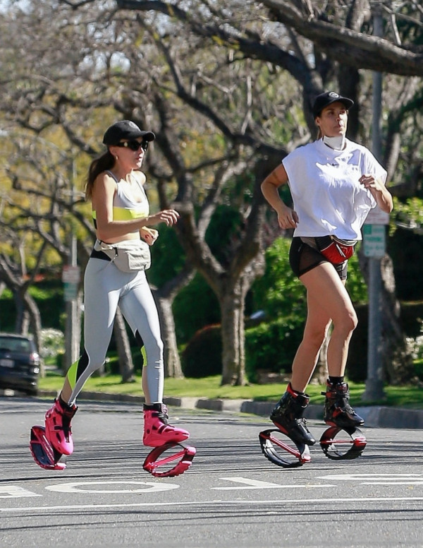 Elisabetta Canalis fait du Kangoo Jumps à Los Angeles