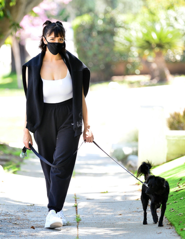 Rebecca Black promène son chien