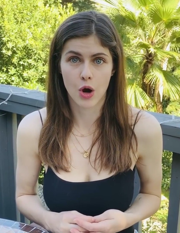 Alexandra Daddario répond aux questions de ses fans