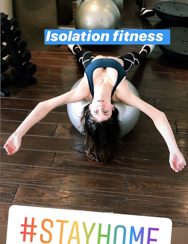 Alexandra Daddario en séance de sport à la maison