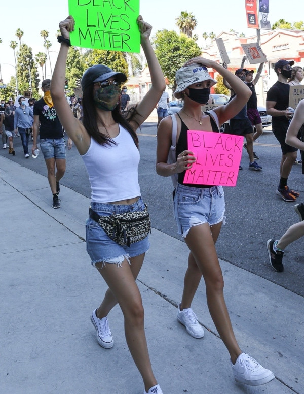 Victoria Justice et Madison Reed en manif à Los Angeles