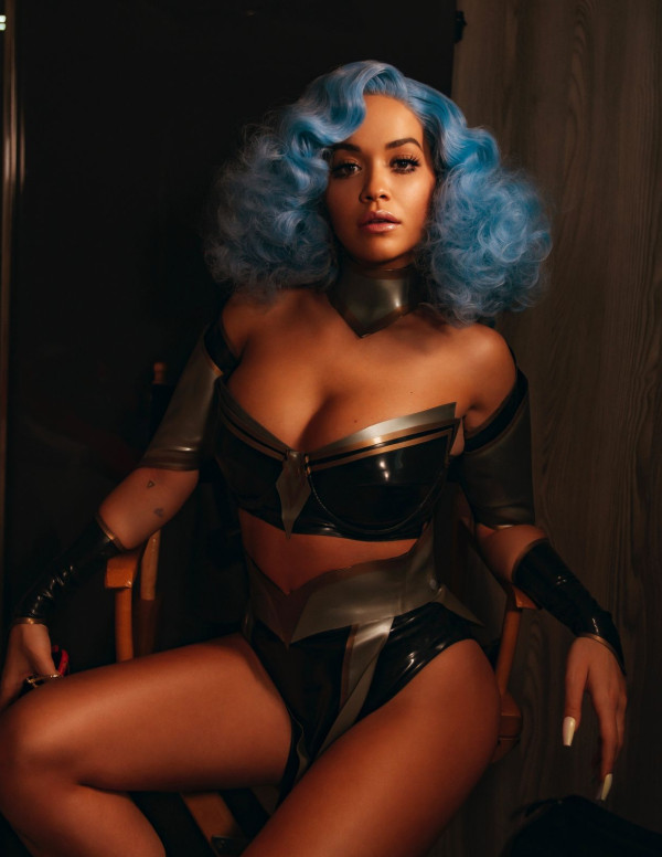 Rita Ora, photos promo pour la sortie de son nouveau single How To Be Lonely