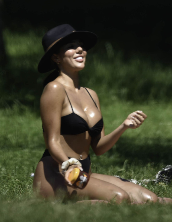 Arianna Ajtar en séance de bronzage dans un parc à Manchester