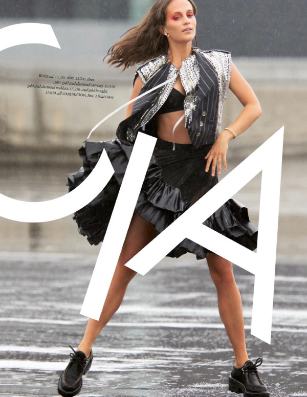 Alicia Vikander dans Elle - Octobre 2020