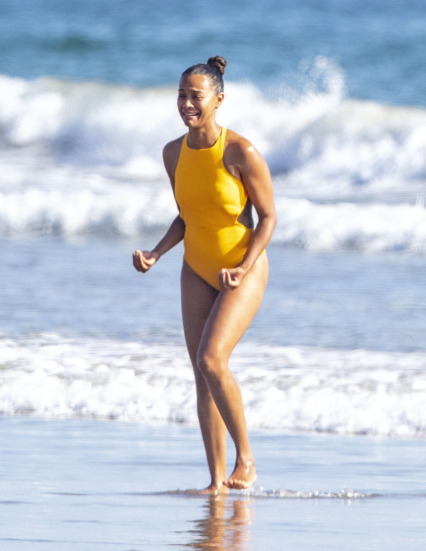 Zoe Saldana en bikini jaune à Malibu