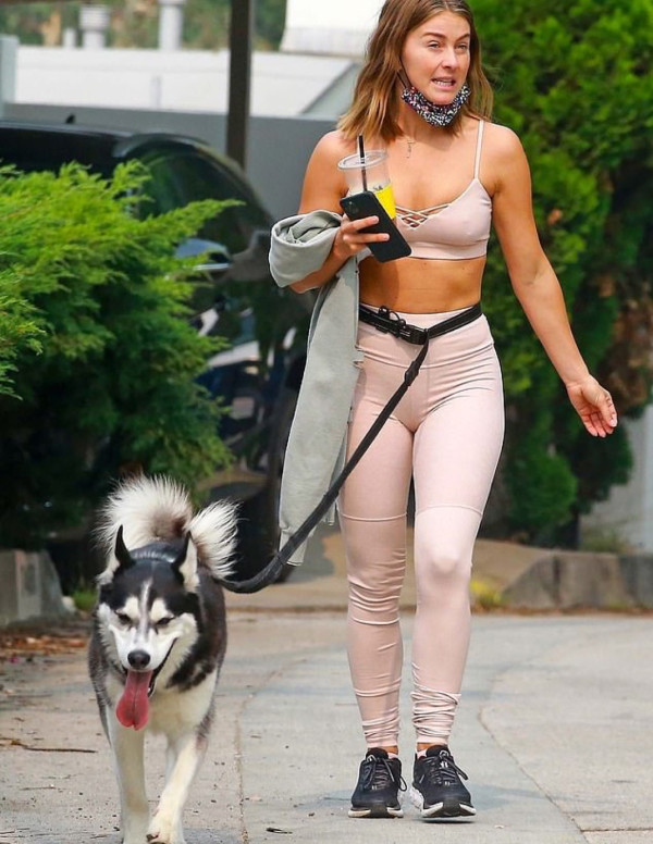 Julianne Hough promène son chien à Los Angeles