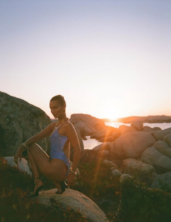 Shooting Bella Hadid pour Versace, Septembre 2020