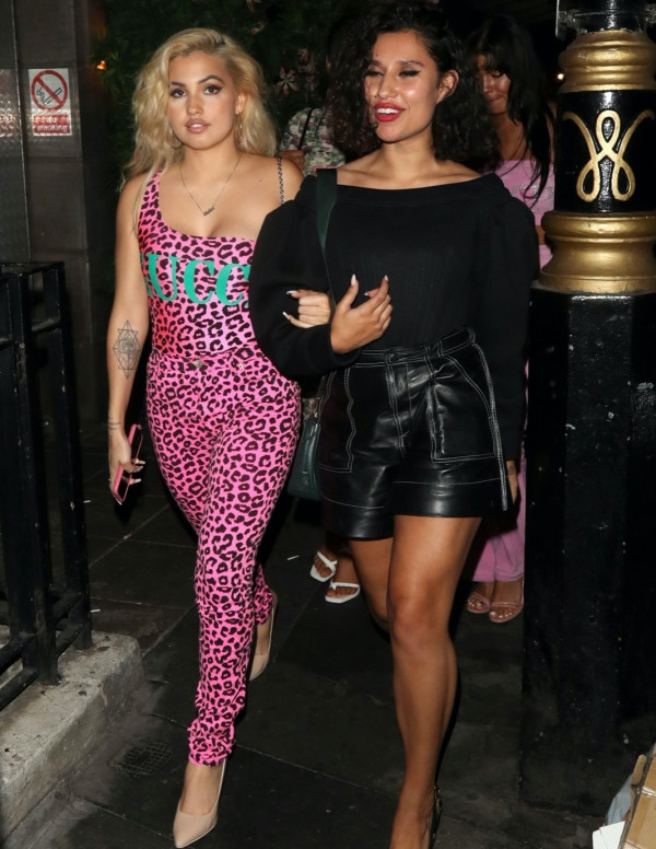 Mabel McVey et Raye en soirée à Londres