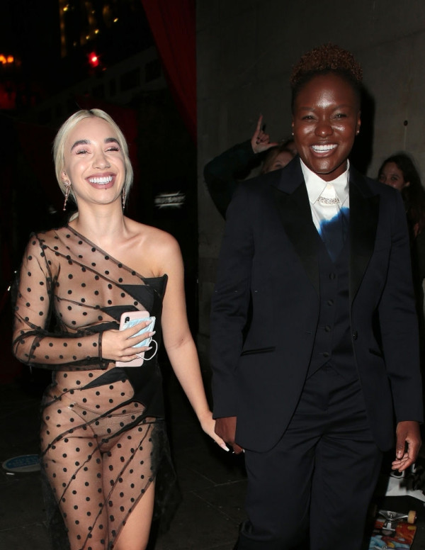 Nicola Adams et Ella Baig en tenue transparente au Cabaret All Stars show