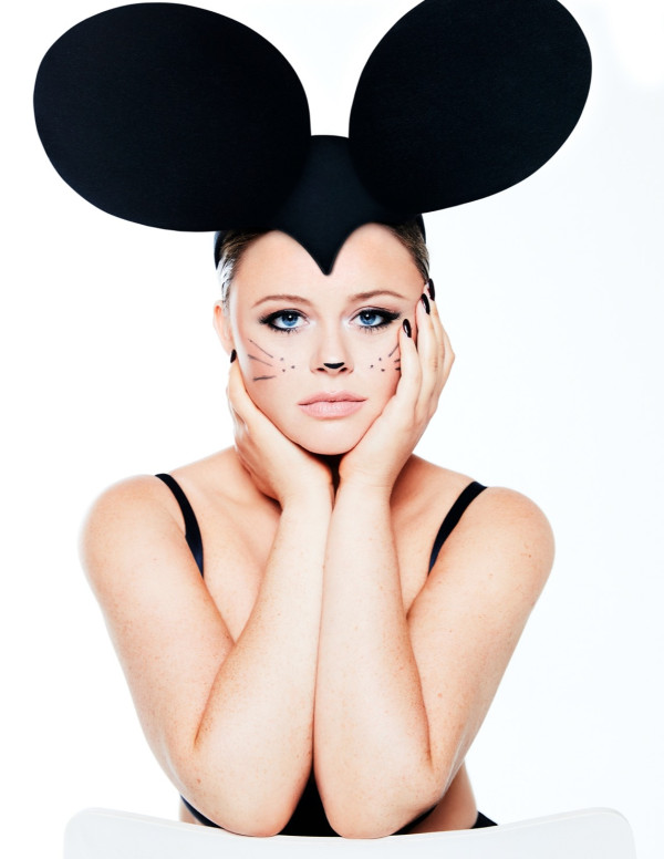 Shooting Emily Atack par Mark Hayman, octobre 2020