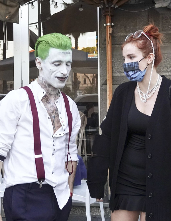 Bella Thorne fait son shopping d'halloween à Rome