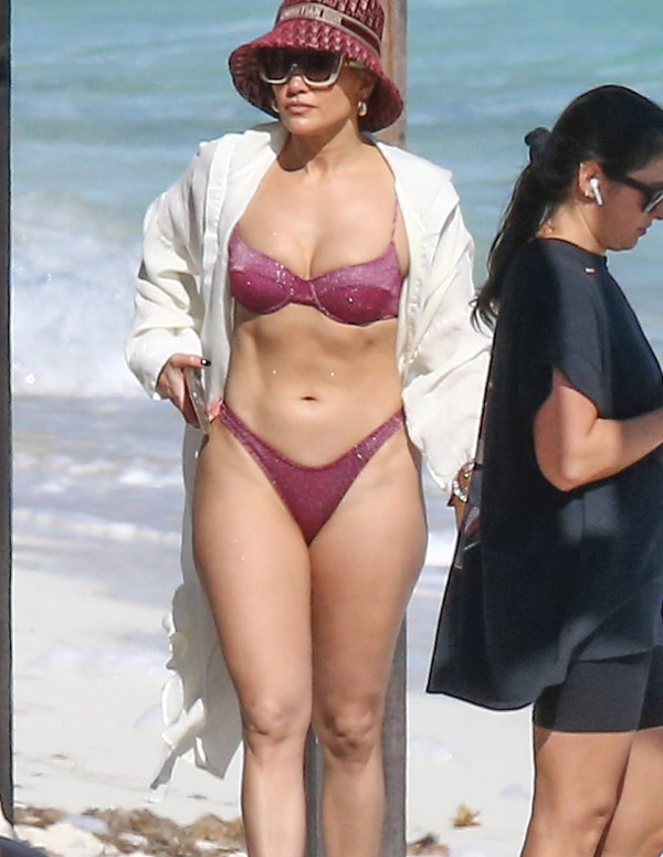 Jennifer Lopez en bikini aux Îles Turques-et-Caïques