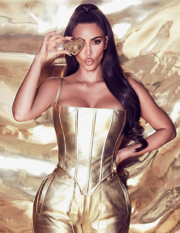 Kim Kardashian pour le lancement de son nouveau parfum