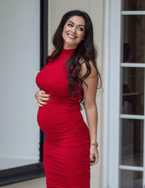 Casey Batchelor, enceinte, prend la pose à Londres