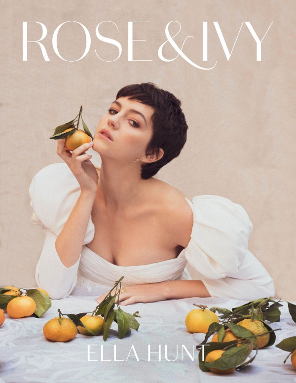 Ella Hunt dans Rose & Ivy magazine