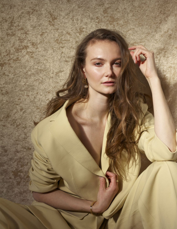 Andi Matichak dans The Bare Magazine