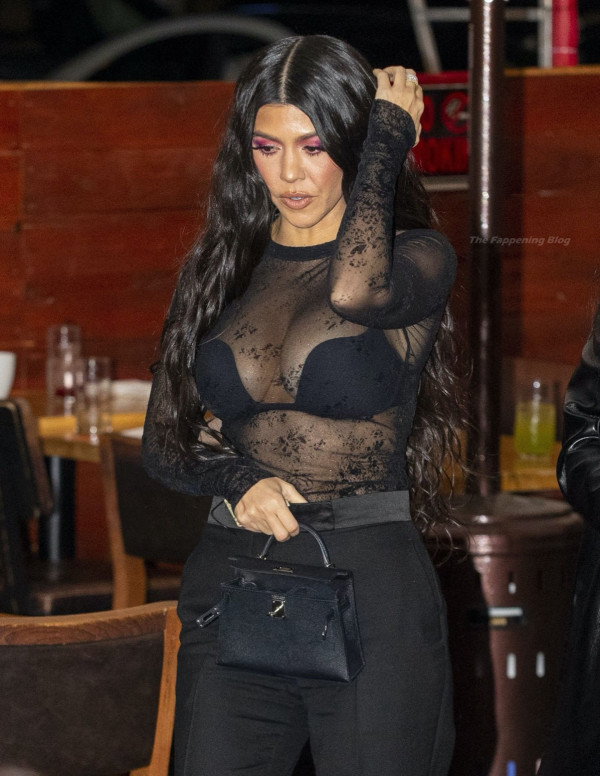 Kourtney Kardashian transparence au restaurant à Beverly Hills
