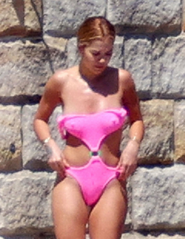 Rita Ora en bikini avec sa soeur à Sydney