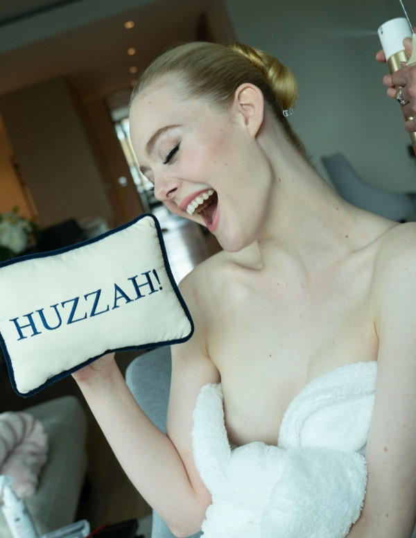 Elle Fanning se prépare pour les Golden Globes version Live