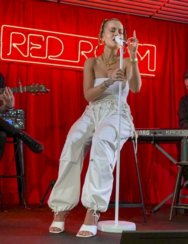 Rita Ora en concert au Nova Red Room