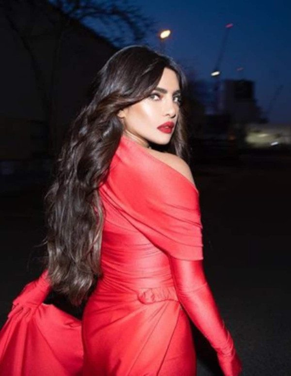 Shooting Priyanka Chopra en rouge par Frederick Monceau