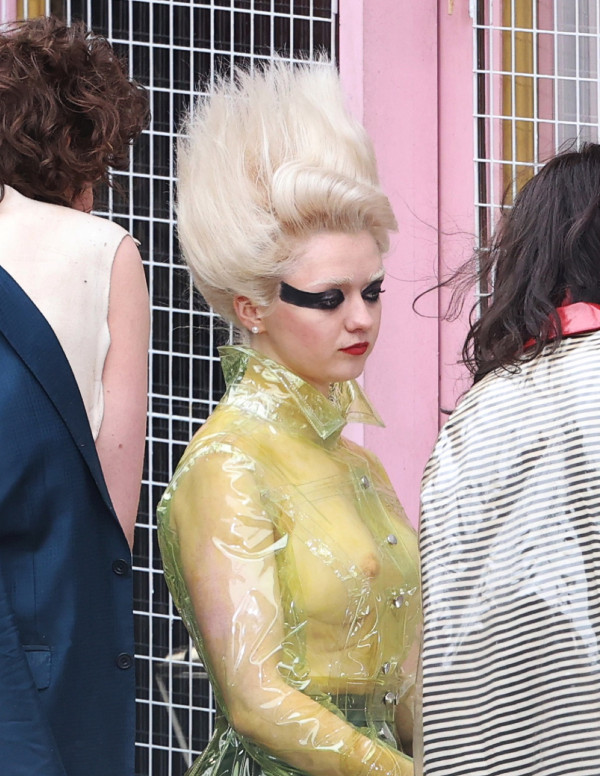 Maisie Williams seins nus sur le tournage de Pistol