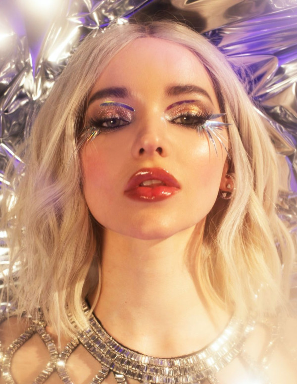 Dove Cameron dans Lazybaby magazine