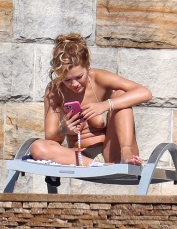 Rita Ora en bikini sexy à Sydney avec un téton apparent