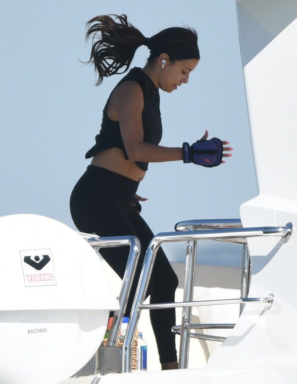 Eva Longoria fait son sport sur son yacht à Miami