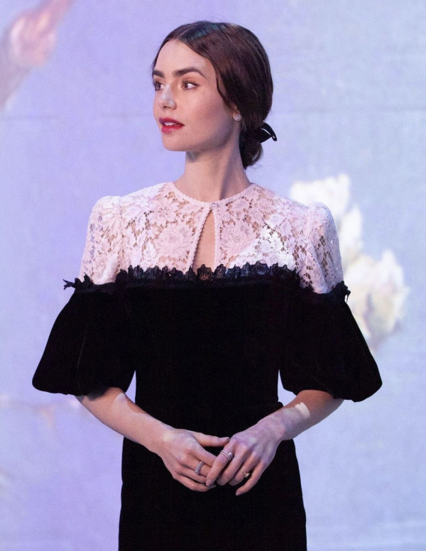 Lily Collins à l'exposition Van Gogh à Chicago