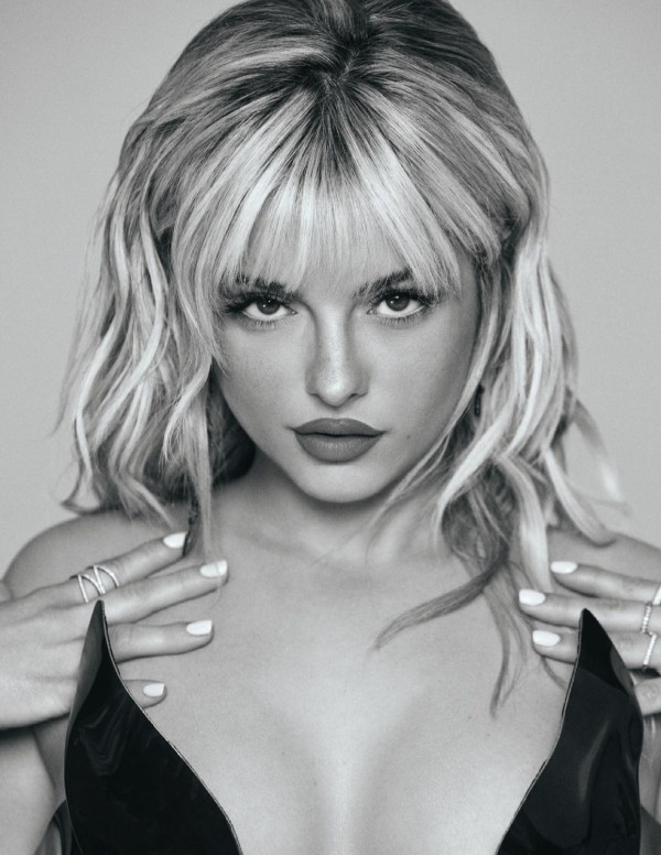 Bebe Rexha dans Basic Magazine
