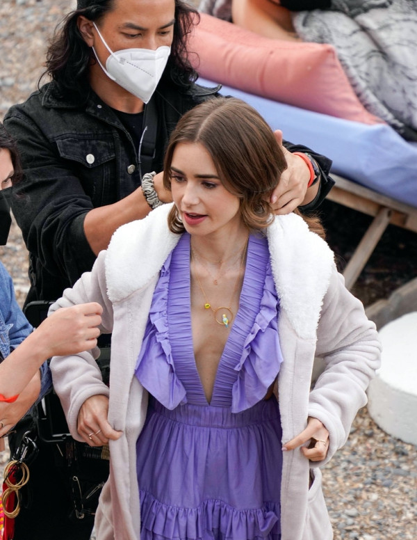 Lily Collins sur le tournage d'Emily in Paris