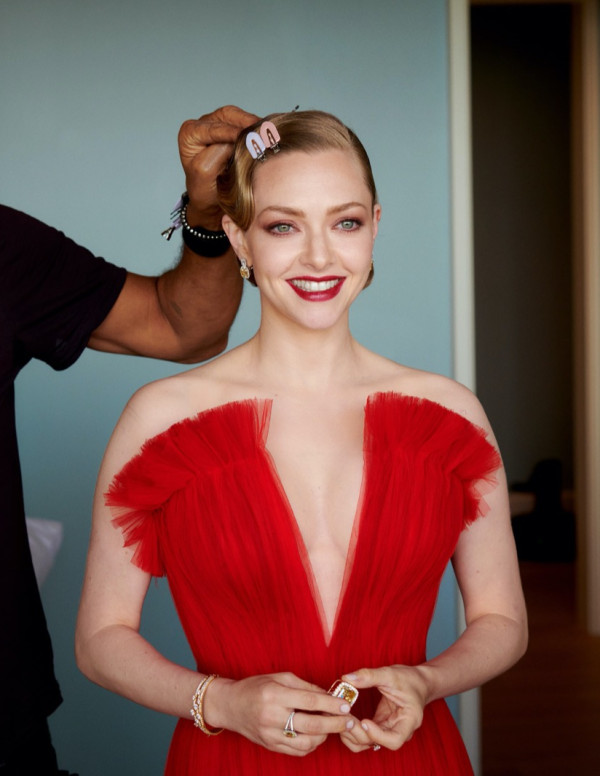 Préparation d'Amanda Seyfried pour le shooting pour Vogue 