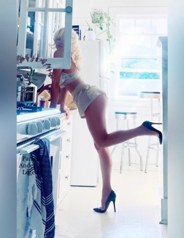Pamela Anderson en shooting par Janet Adrienne Ross