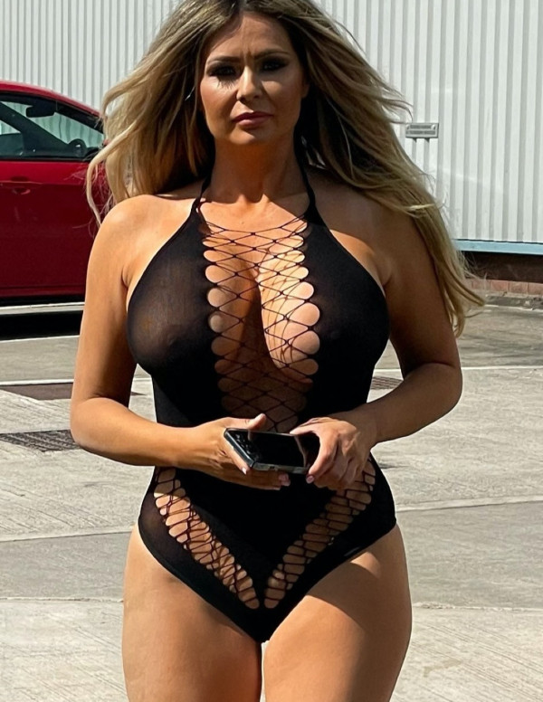 Nicola McLean sexy en décolleté en balade à Londres