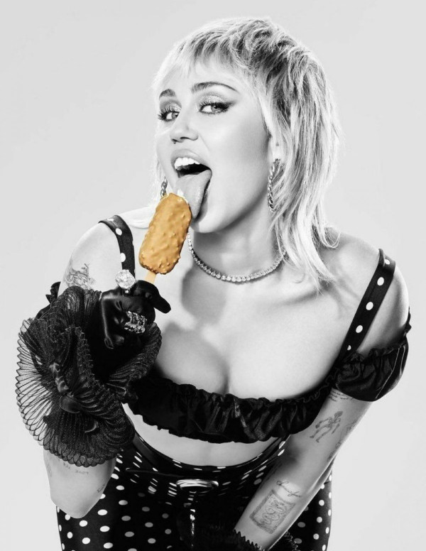 Shooting Miley Cyrus pour les glaces Magnum