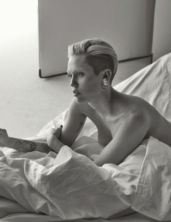 Shooting Miley Cyrus nue sur un lit (2014)