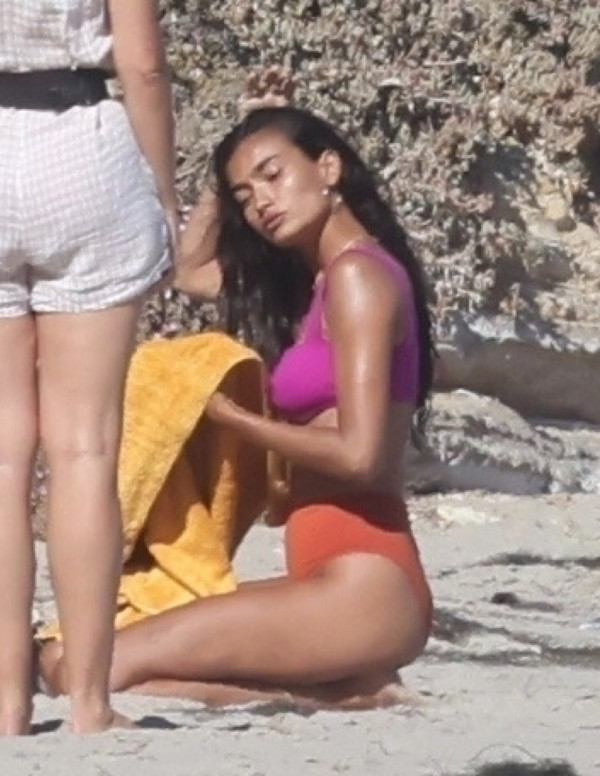 Kelly Gale en shooting à Malibu