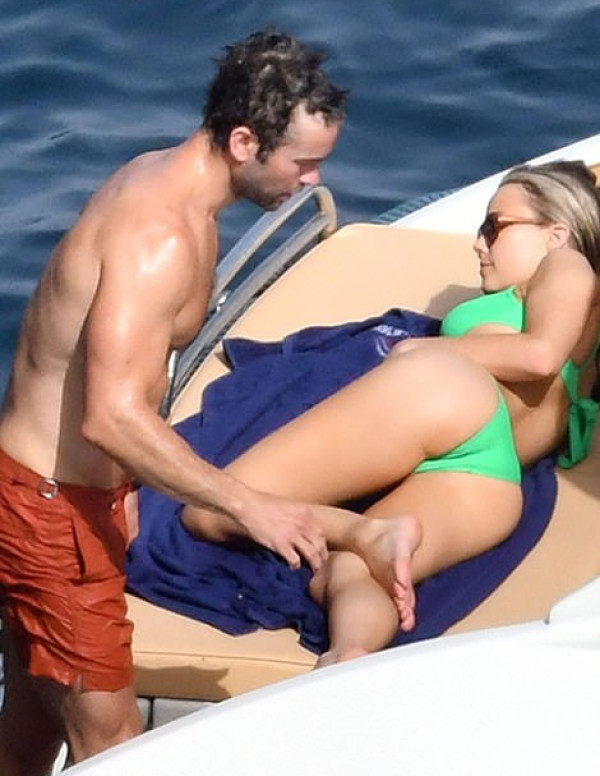 Rebecca Rittenhouse en bikini sur un bateau à Capri