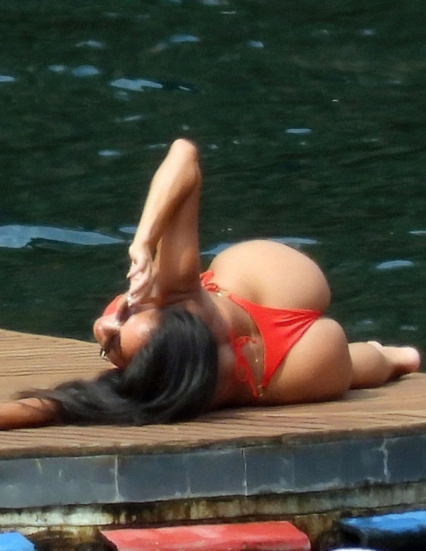Nicole Scherzinger sexy en bikini string rouge en Italie