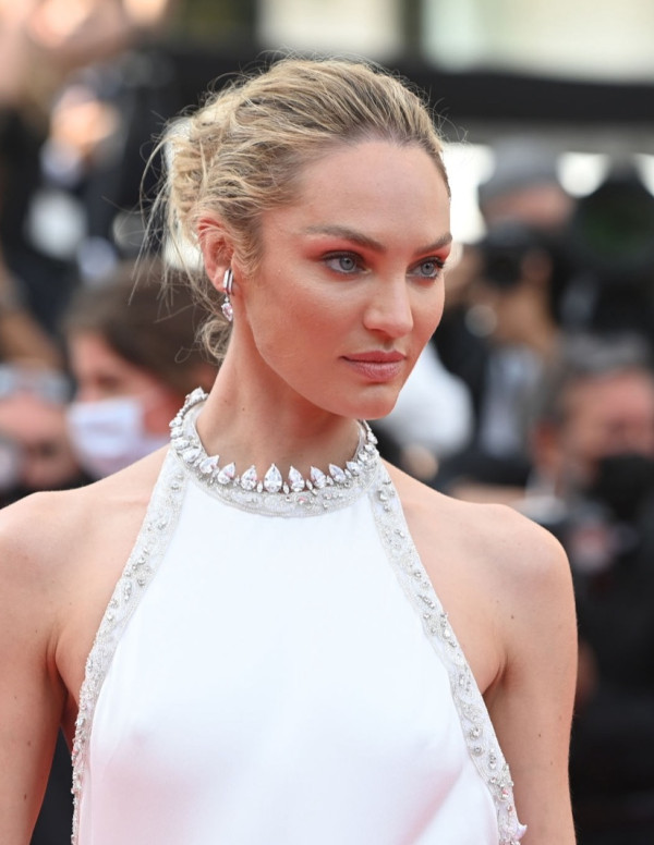 Candice Swanepoel à la projection du film Tout S'est Bien Passe au 74ème festival de Cannes