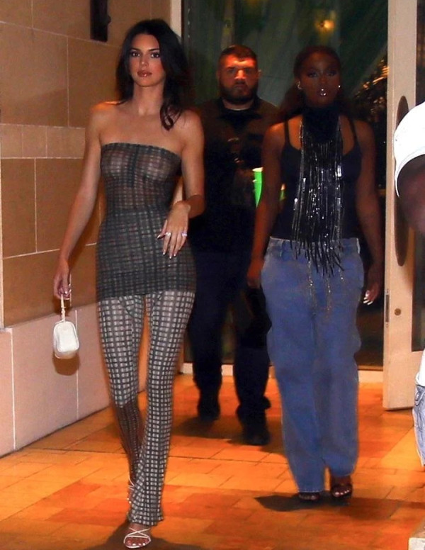 Kendall Jenner en haut sexy transparent en soirée à Las Vegas