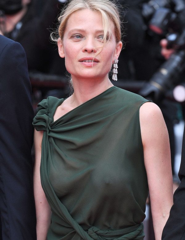 Melanie Thierry haut transparent à la projection du film The French Dispatch au 74ème festival de Cannes